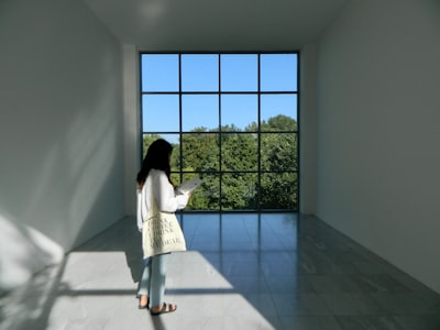 Berufstätige Frau in neuem Wohnraum